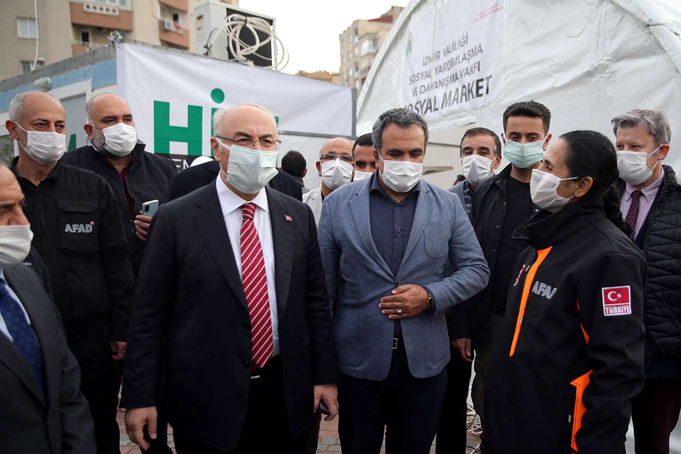 İzmir'de depremden etkilenenlere 2,8 milyon lira ödeme yapıldı İzmir'de depremden etkilenenlere 2,8 milyon lira ödeme yapıldı